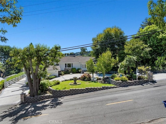 view of front of home featuring a front lawn