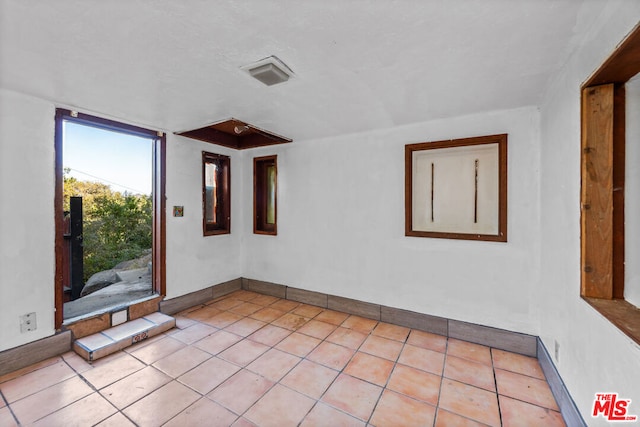 empty room featuring light tile patterned floors