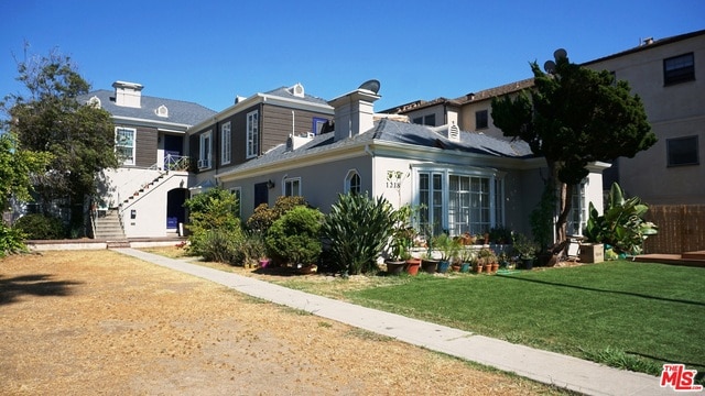 view of front of home featuring a front lawn