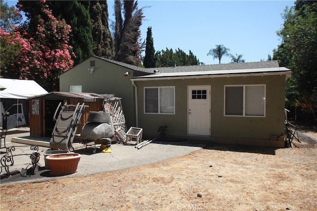 view of front of home featuring a patio