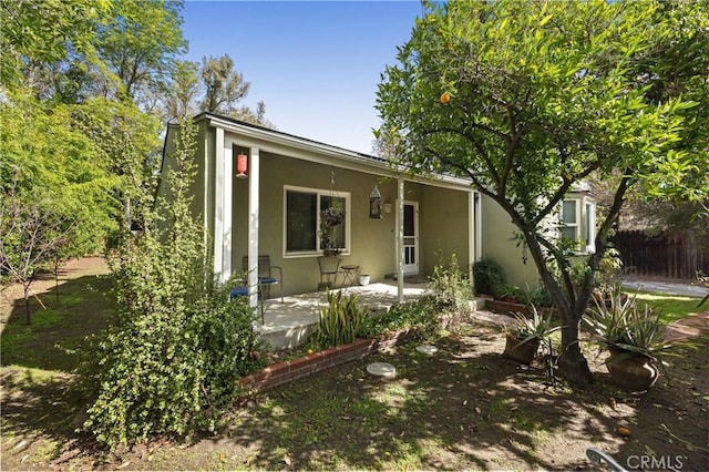 bungalow featuring stucco siding