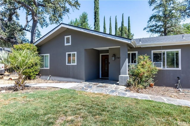 ranch-style house featuring a front yard