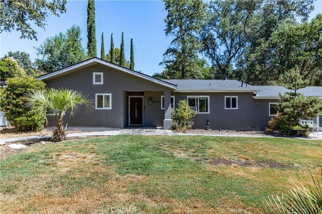 single story home with a front lawn