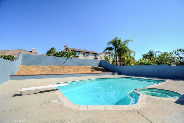 view of swimming pool featuring an in ground hot tub, a patio area, and a diving board