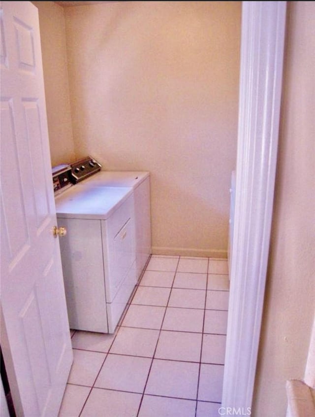 laundry room featuring light tile patterned floors and washing machine and dryer