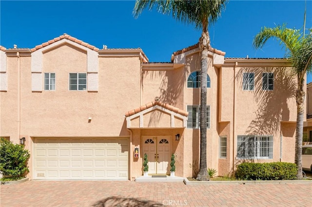 view of front facade featuring a garage