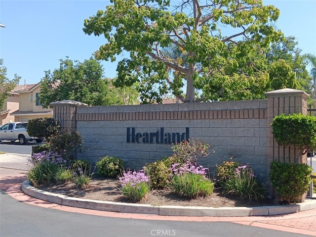 view of community / neighborhood sign