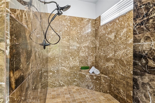 bathroom featuring tiled shower