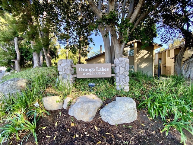 view of community / neighborhood sign