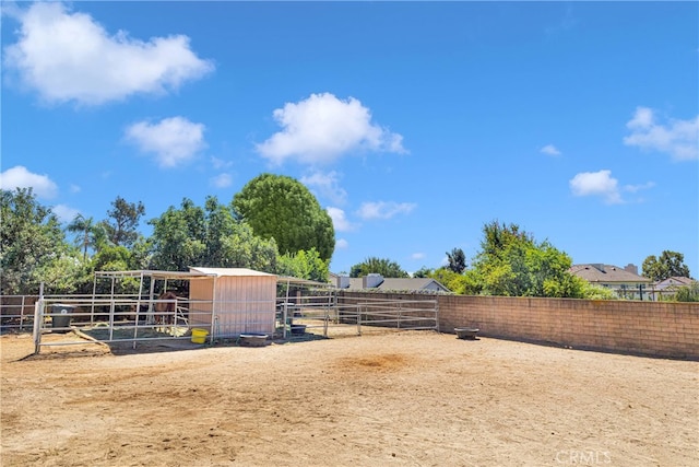 view of yard featuring an outdoor structure