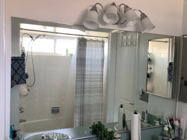 bathroom featuring shower / tub combo with curtain