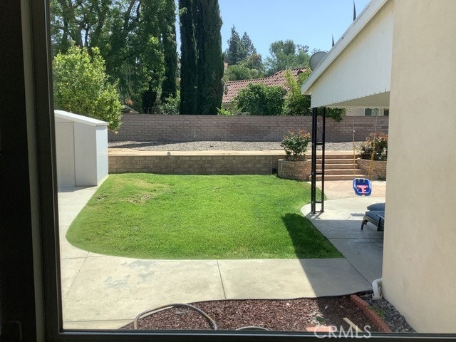 view of yard featuring a patio