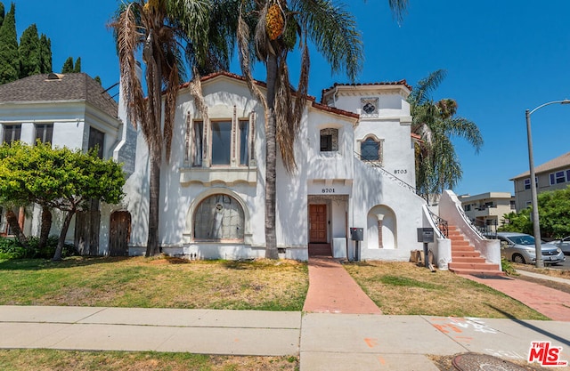 view of front facade featuring a front yard