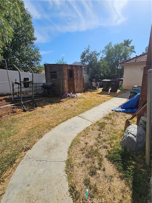 view of yard featuring a storage shed