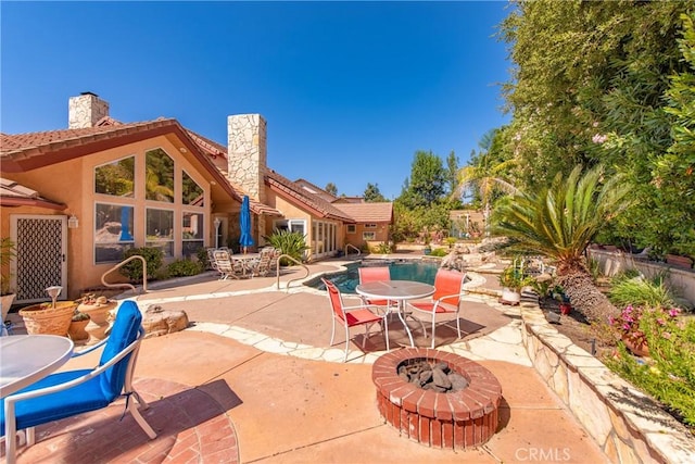 view of patio with a fire pit