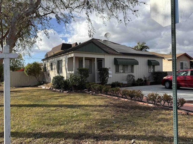 view of front of home featuring a front lawn