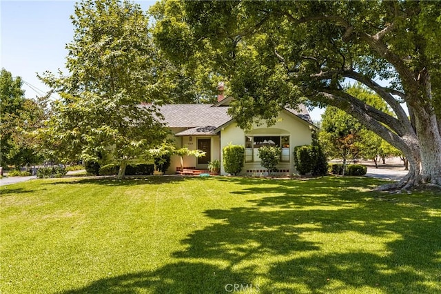 view of front of home featuring a front yard