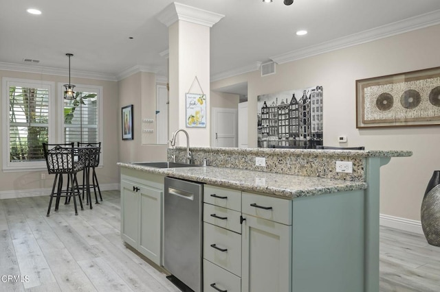 kitchen featuring light hardwood / wood-style flooring, a center island with sink, sink, and stainless steel dishwasher