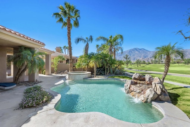 view of swimming pool featuring an in ground hot tub, a yard, a mountain view, and pool water feature