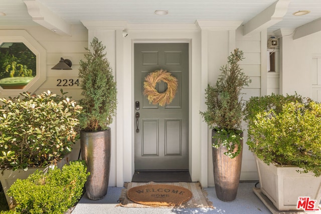 property entrance with covered porch