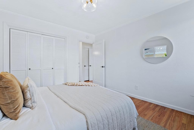 bedroom featuring ornamental molding, hardwood / wood-style floors, and a closet