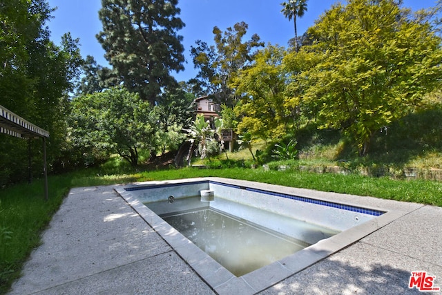 view of swimming pool