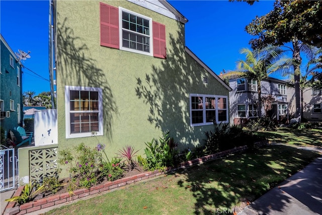 view of front facade featuring a front lawn