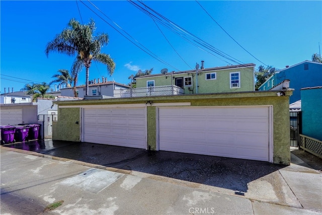 view of front facade featuring a garage