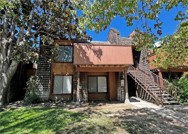 view of front facade with a front lawn