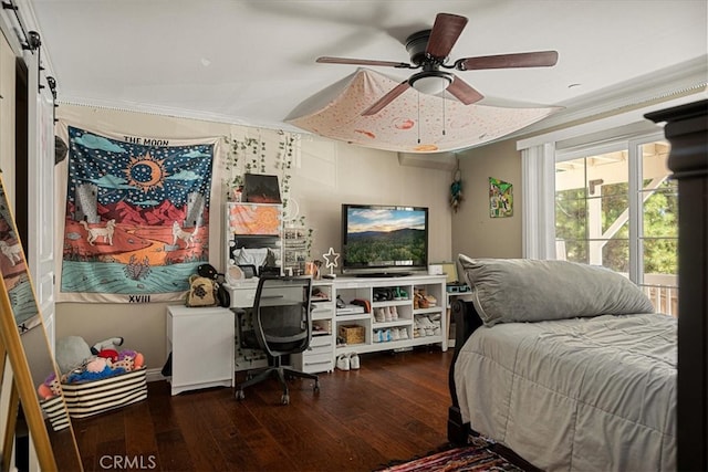 bedroom featuring ceiling fan, dark hardwood / wood-style floors, and crown molding