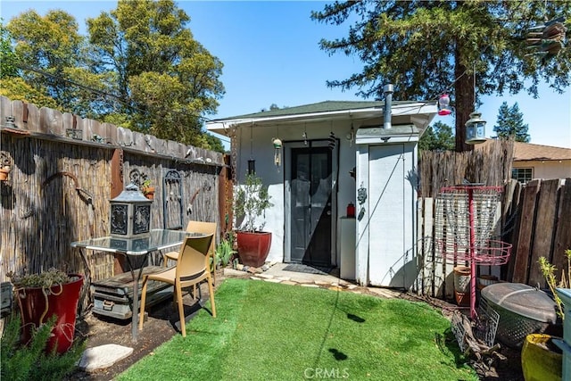 view of outdoor structure featuring a yard