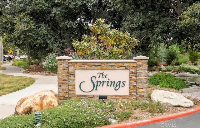 view of community / neighborhood sign