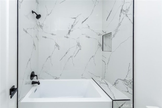 bathroom featuring tiled shower / bath