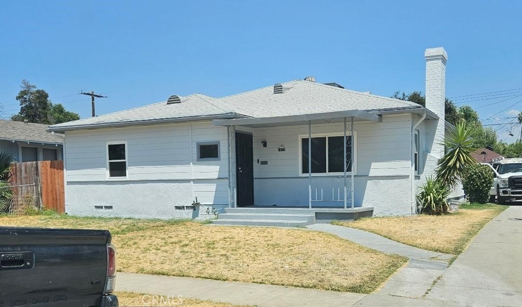 view of front of house with a front lawn