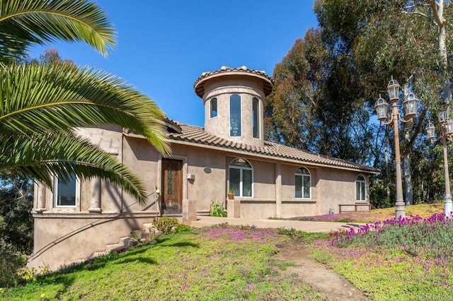 view of front of property with a front lawn