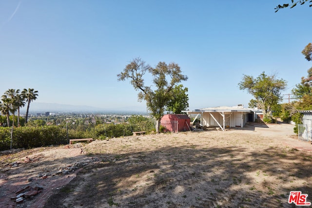 view of yard featuring a storage unit