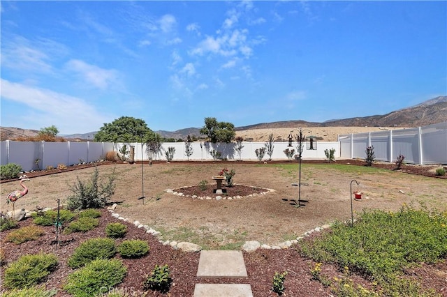 view of yard with a mountain view