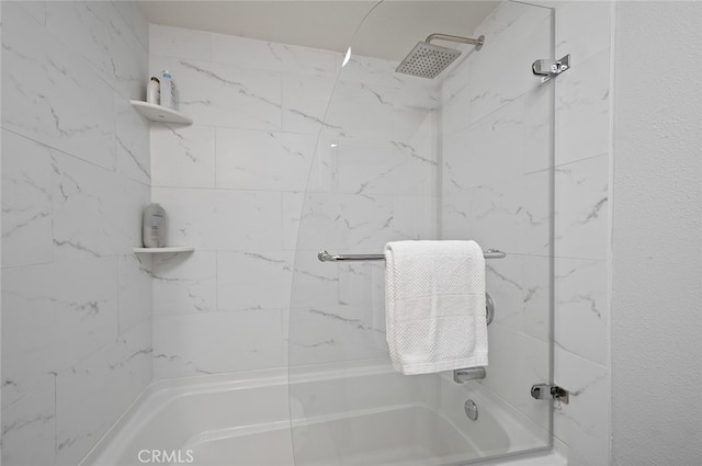 bathroom featuring tiled shower / bath combo