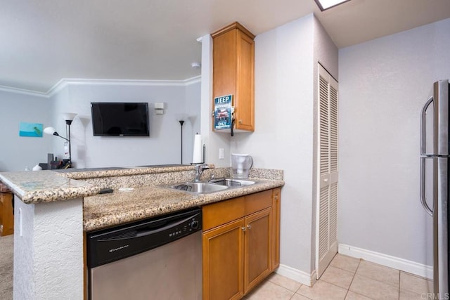 kitchen featuring kitchen peninsula, appliances with stainless steel finishes, sink, and crown molding