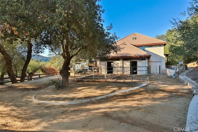 view of front of property featuring an outdoor structure