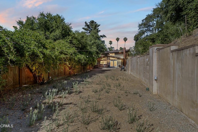 view of yard at dusk