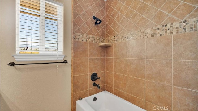 bathroom with tiled shower / bath