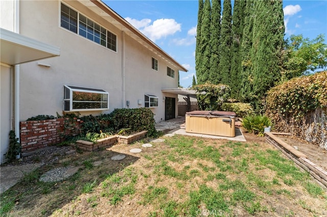 view of yard with a hot tub