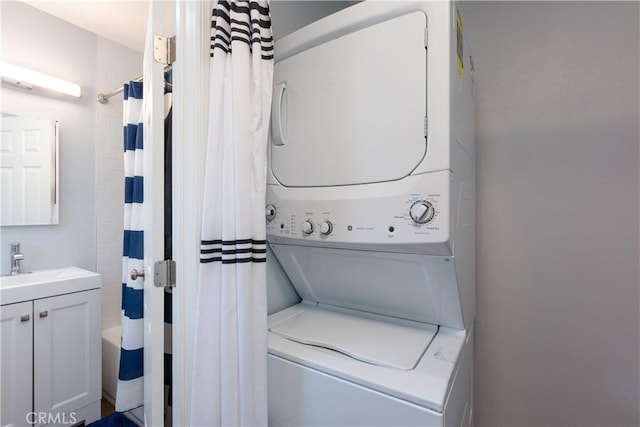 washroom featuring sink and stacked washer and clothes dryer