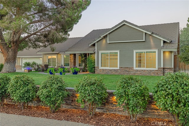 view of front of property featuring a front yard