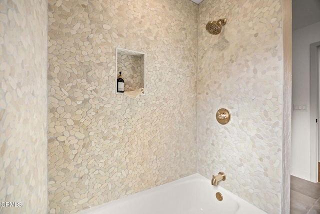 bathroom featuring tiled shower / bath combo