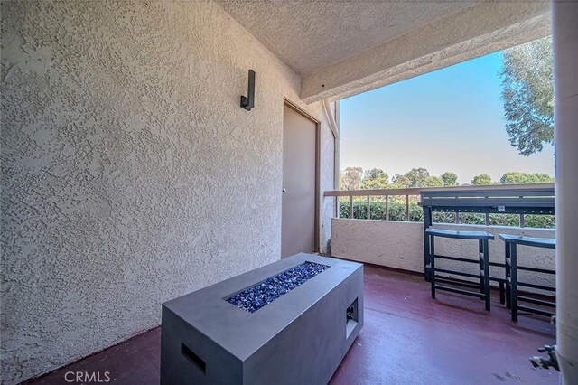 balcony featuring an outdoor fire pit