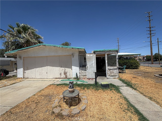 manufactured / mobile home with an outdoor structure