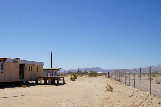 view of yard featuring a mountain view