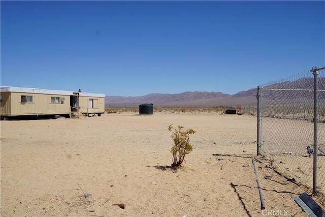 view of yard featuring a mountain view